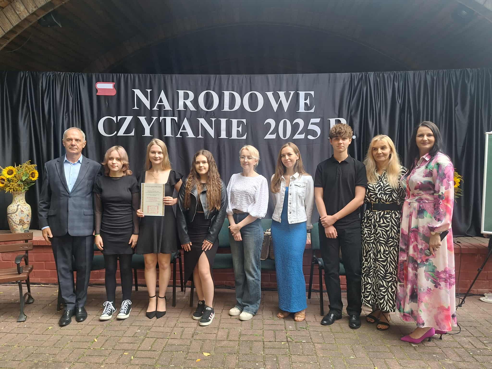 Narodowe Czytanie 2025 w ogrodzie Miejskiej Biblioteki – nasza szkoła czyta Jana Kochanowskiego