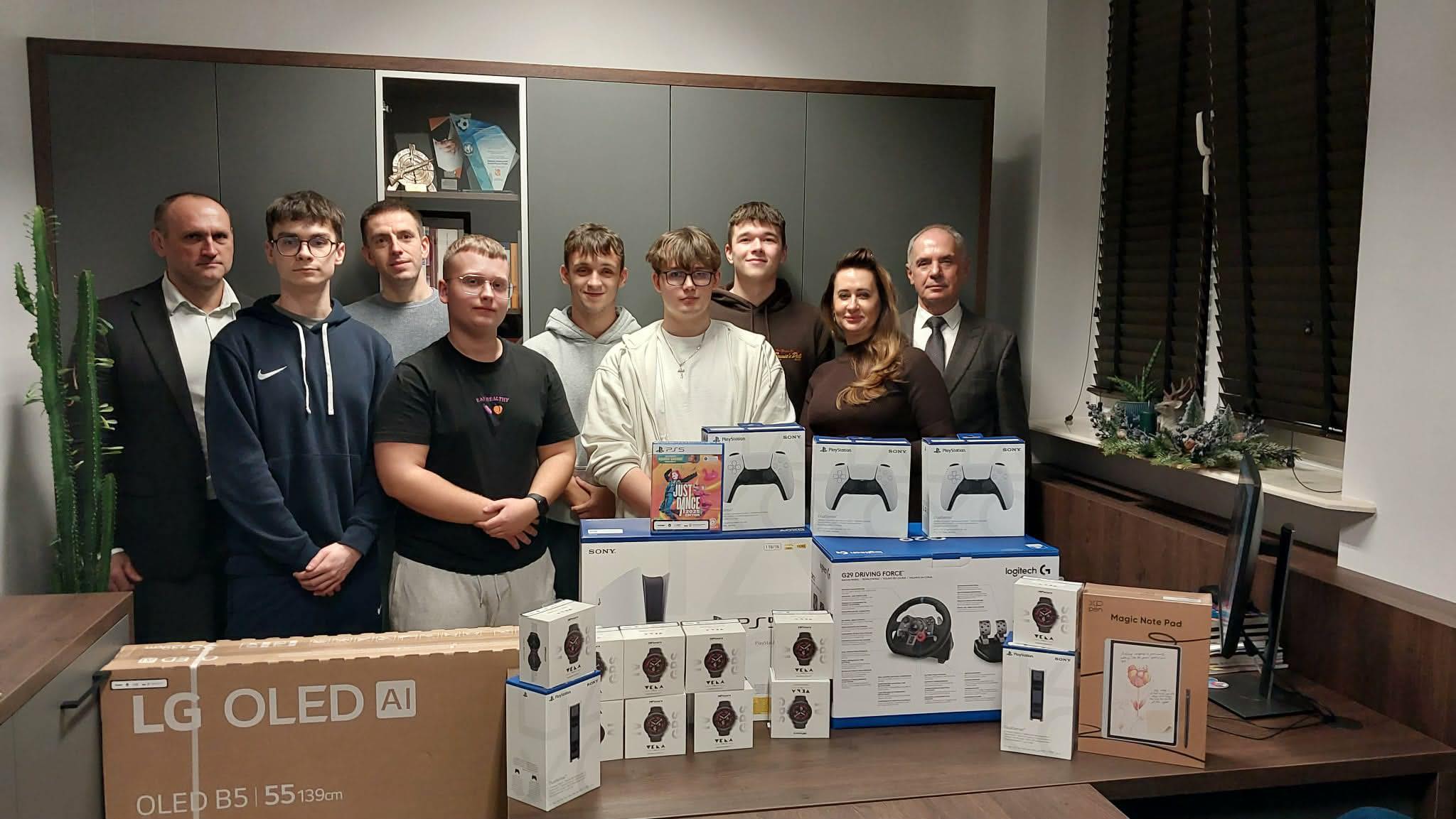 Sprzęt dla Laureatów dotarł do Szkoły! Nagrody z Konkursu „Broń się w Necie” Już w ZS nr 2! 